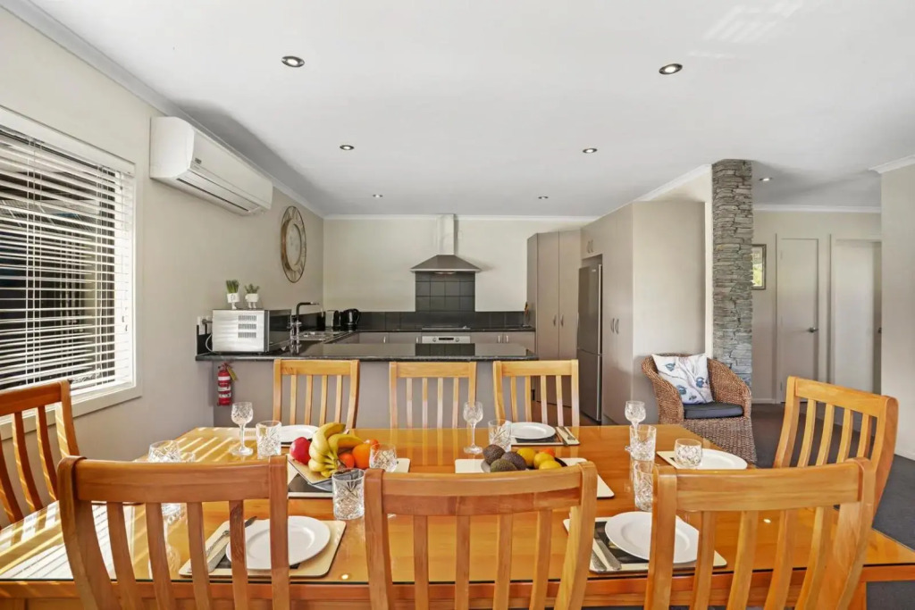 16 Rutherford Crescent