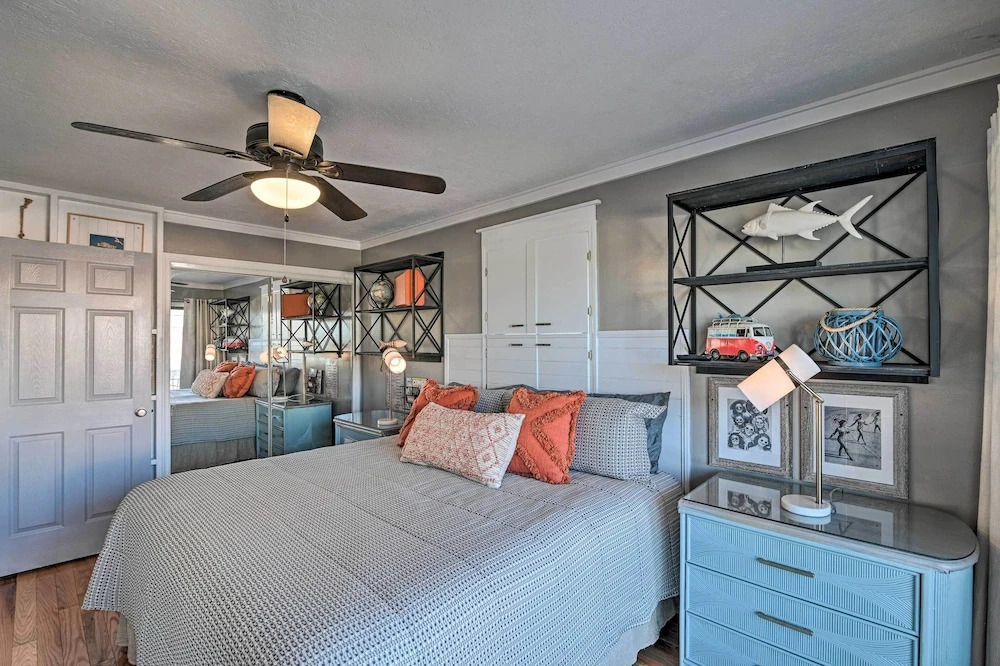 Eclectic Condo w/ Balcony: 1 Block to Beach!