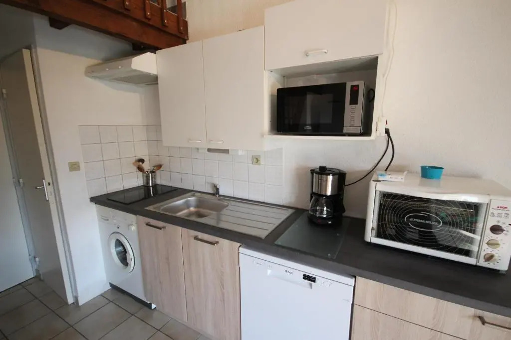 Jolie villa dangle pour 5 couchages, clim sejour, terrasse, parking dans residence securisee piscine commune 400m de la mer LRJP16