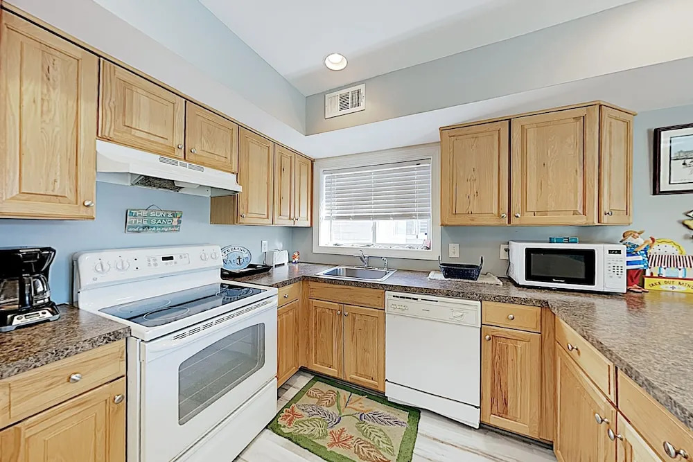 New Listing! Chic Nautical Getaway 300 To Beach 3 Bedroom Condo