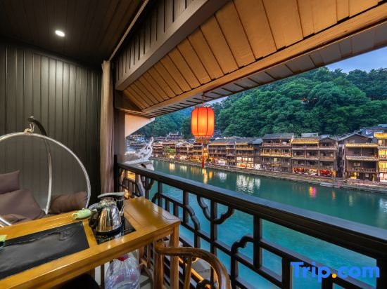 Phoenix Wanfeng Yushe Light Luxury Homestay (Hongqiao Branch, Fenghuang Ancient Town)
