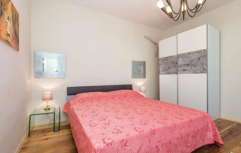 Amazing Home in Icici With Wifi and 5 Bedrooms