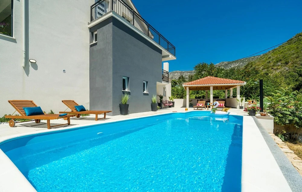Luxurious Home In Trstenik