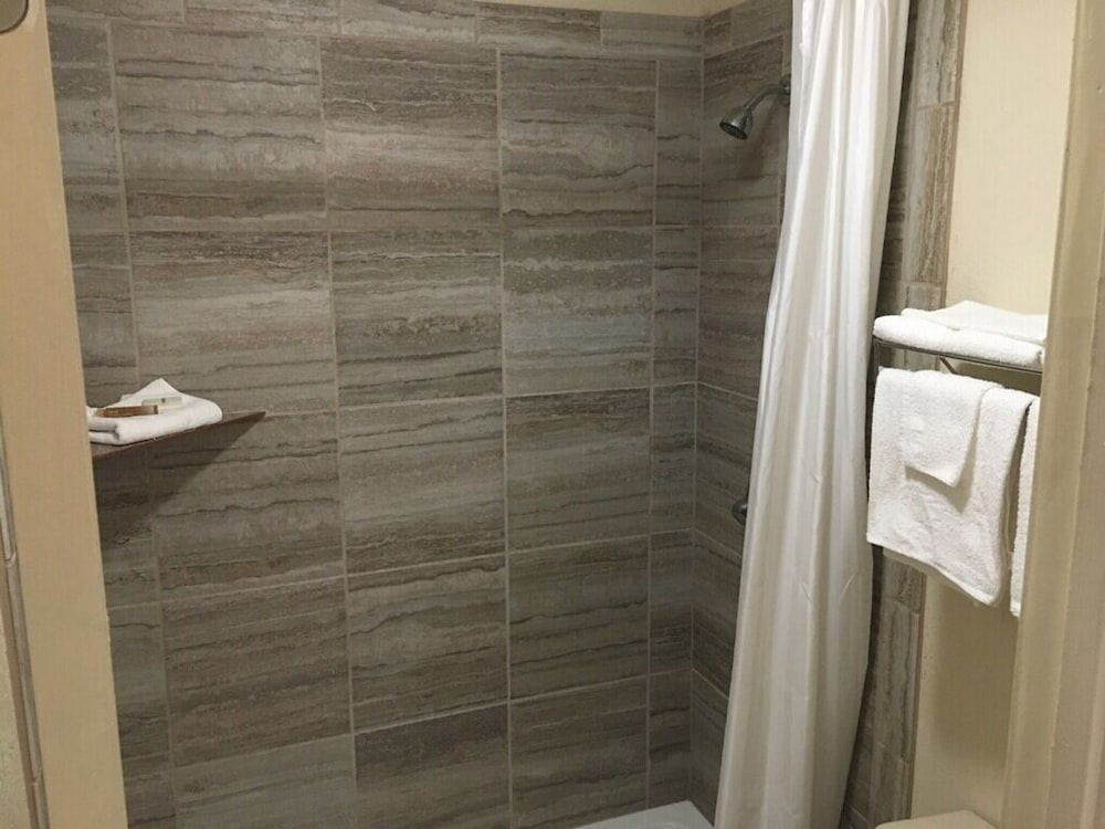 Whispering Creek Lodging & RV Resort