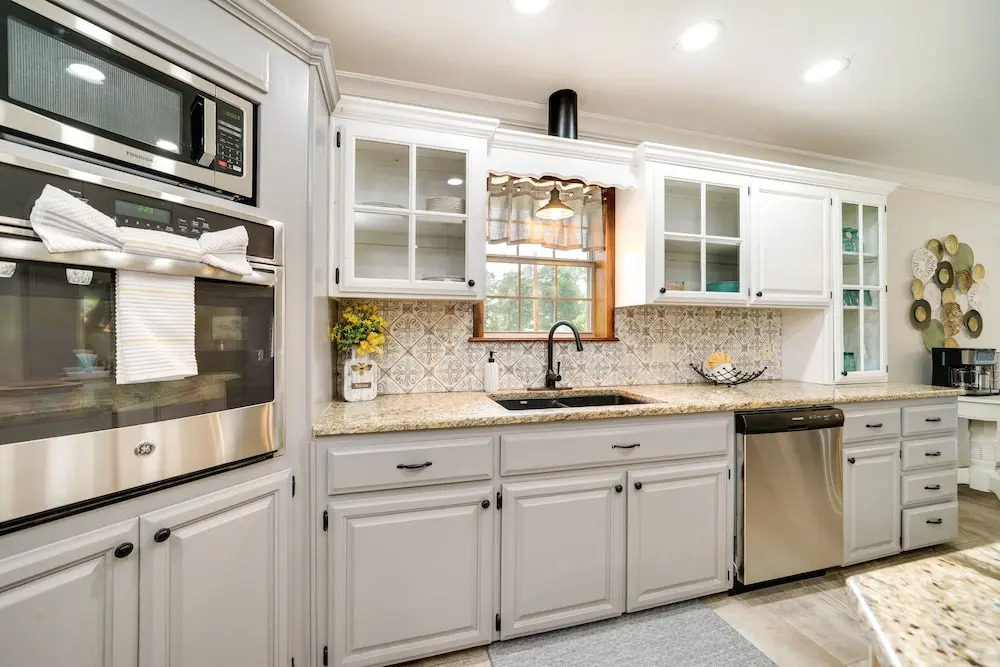 Broken Bow Vacation Rental w/ Pool & Hot Tub!