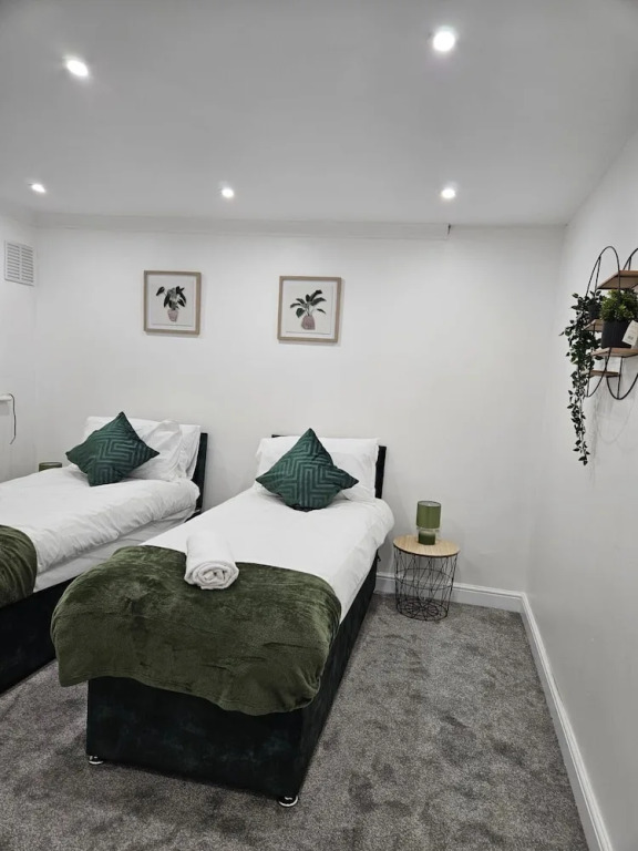 House Sleeps 6 With Free Parking