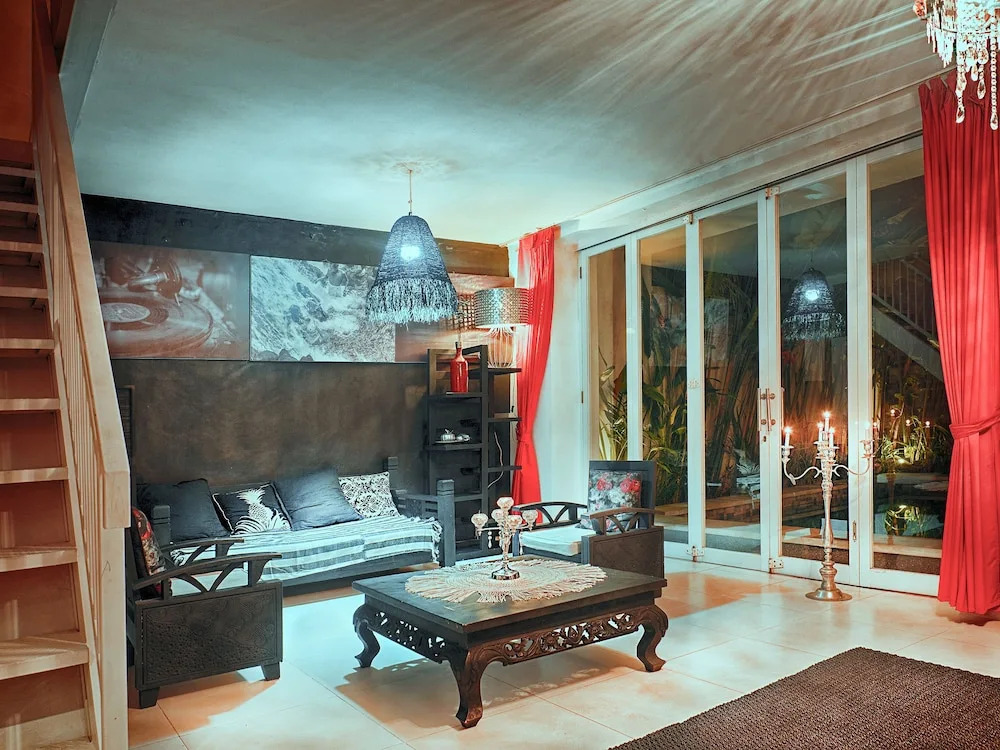 Black & White Villa