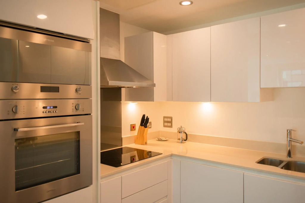 One Bed Apt in Lincoln Plaza, Canary Wharf