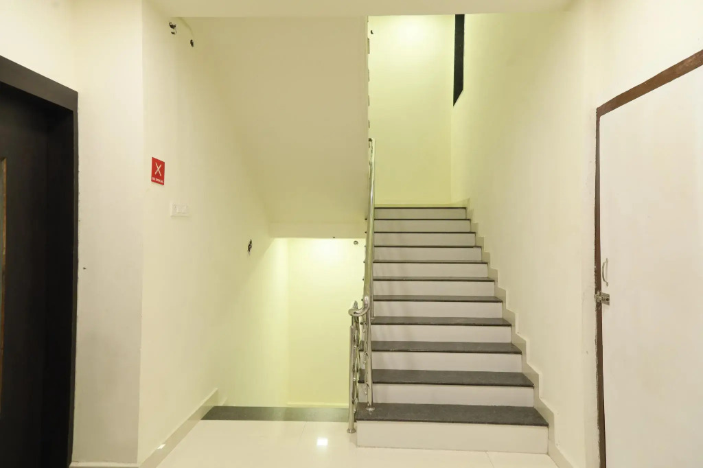 OYO 28069 Hotel Leo Star
