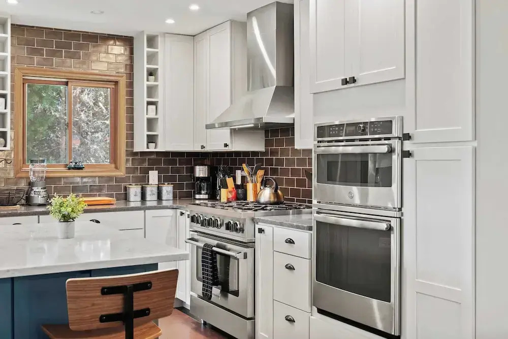 Waterside Haven by Avantstay Lakefront, Hot Tub, Game Room, Fire Pit