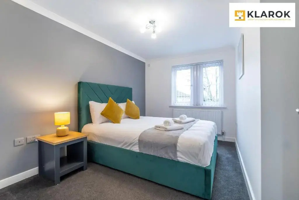 LARGE 4bed with BT Sports inc FREE parking by Klarok Accommodation Ltd