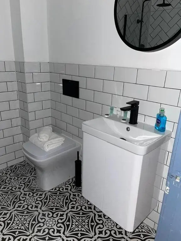 New! Stunning 1 bed Apt in West End