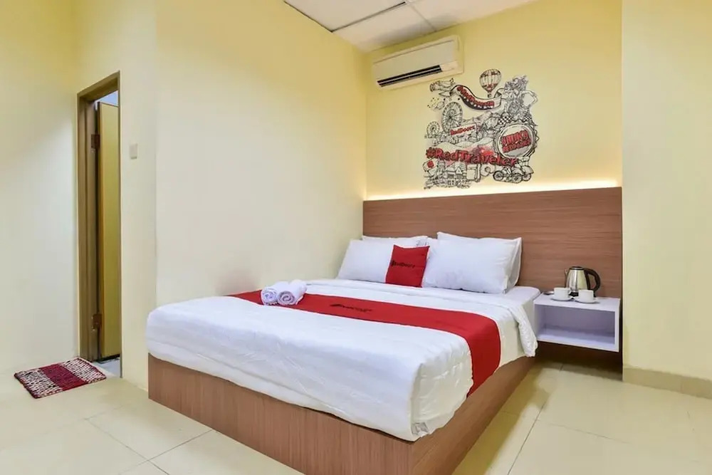 RedDoorz Plus near TIS Square