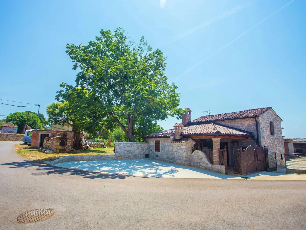 Rustically furnished holiday home with its own tavern, only 5 km from Porec