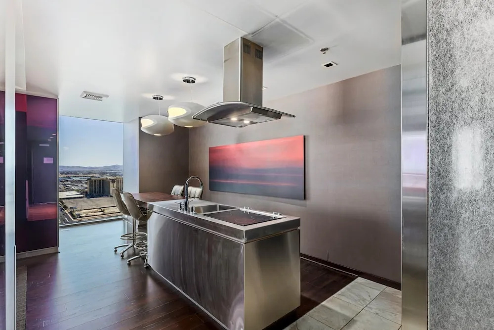 Palms 1 BR Mountain View W/ Balcony