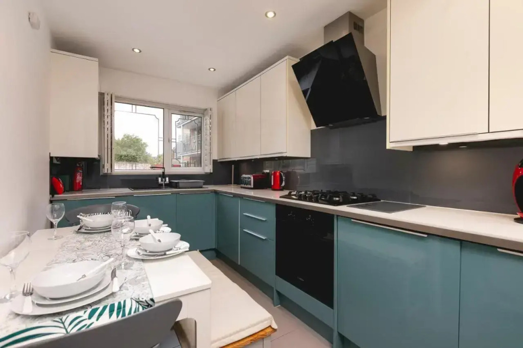 Just 20 Mins From Buckingham Palace!