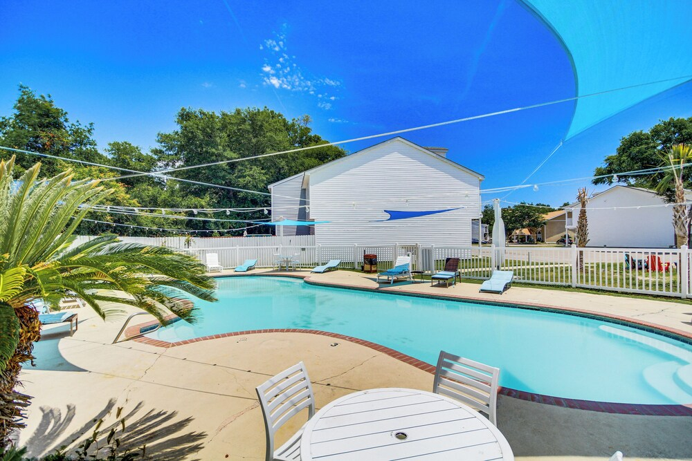 Stroll to Beach! 3BR Gulfport Escape, Pool Access