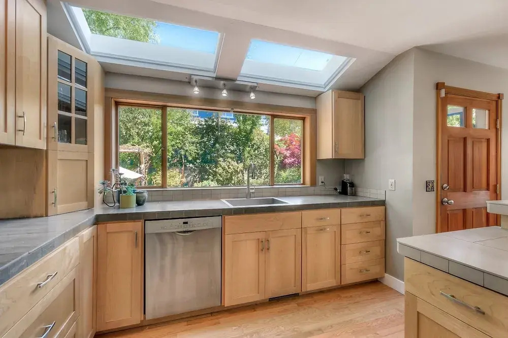 Lovely Laurelhurst - Music Room & Sunny Yard 3 Bedroom Home