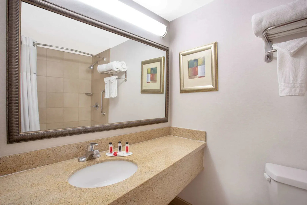 Holiday Inn Express & Suites Phoenix - Midtown, an IHG Hotel