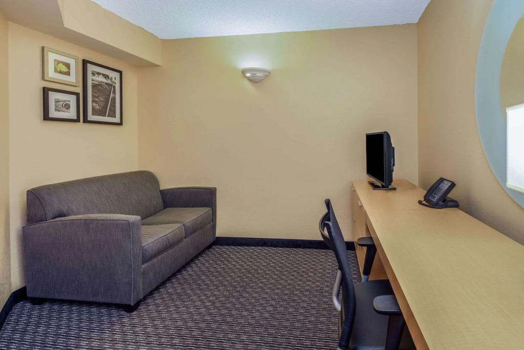 La Quinta by Wyndham Naples Downtown