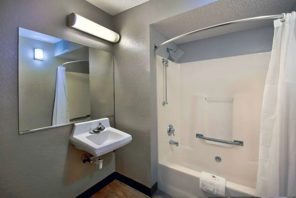 Motel 6-Warren, MI - Detroit East