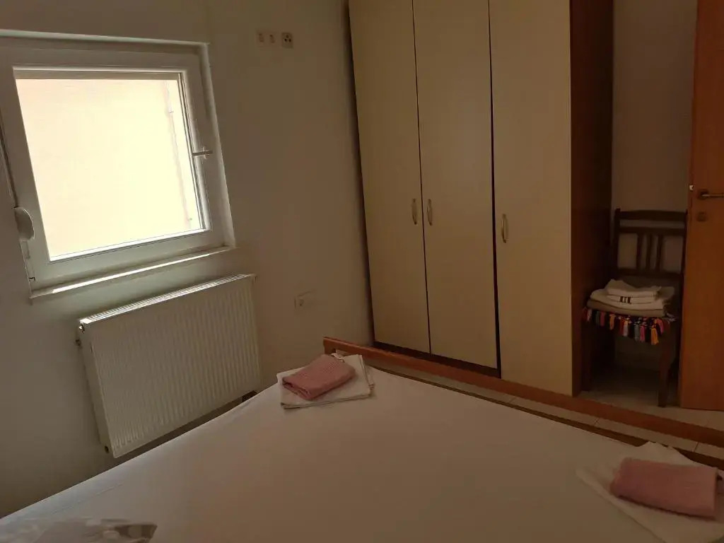 Apartments and rooms Niki 2