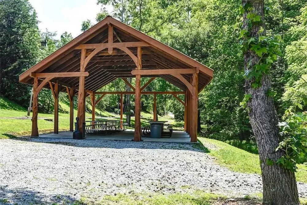 Wilderness Theater and Lodge 3 Bedroom Home with Hot Tub