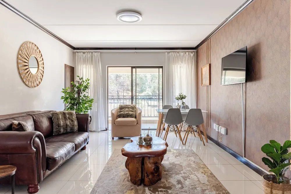 Light-filled 2BR 2BA Spacious Apartment