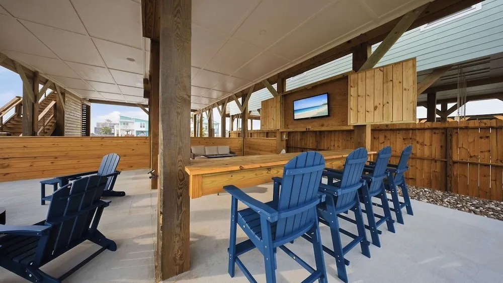 Still Waters & Yahwaves by Avantstay Sleeps 20, 2 Homes Private Pools + Putting Greens, Port Aransas Golf Cart Zone