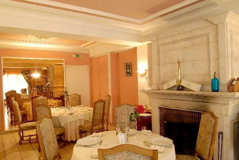 Logis Hôtel Restaurant Aux Maisons