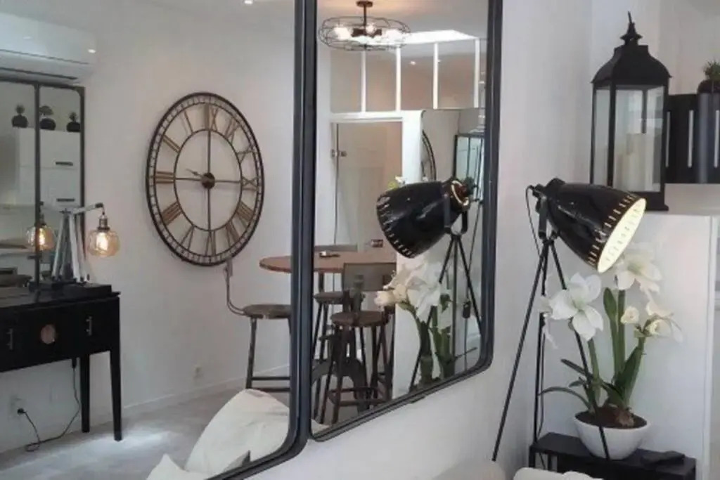 BANDOL Magnifique appartement en RDC cour sans vis à vis 5mn plage