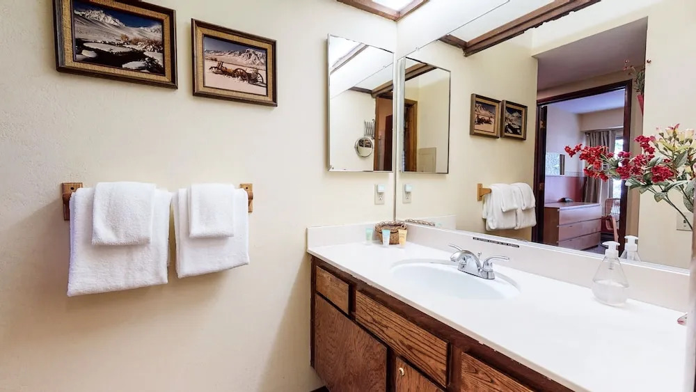 Horizons 4 186 Centrally Located, Spacious Mammoth Home with Cozy Fireplace by RedAwning