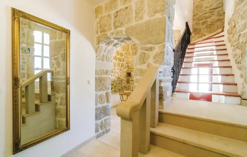 Stunning Home in Lovorno With Wifi and 5 Bedrooms
