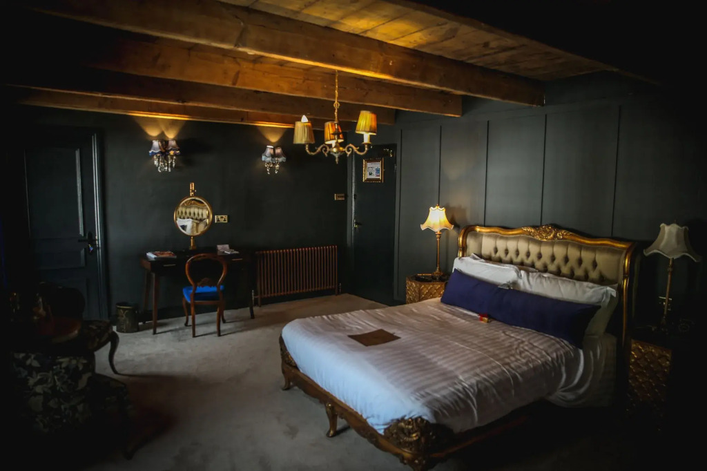 Le Petit Chateau & William de Percy