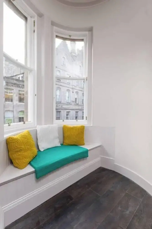 JOIVY Iconic Cockburn Street 4 Bedroom Apartment: Heart of Old Town