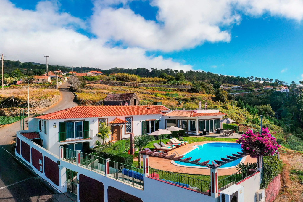 Secluded Tranquil Spacious Villa, Stunning Views, Heated Pool & A/C Theo'S