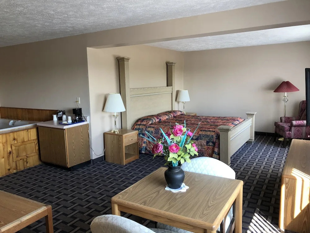 Sky Lodge Inn & Suites - Delavan