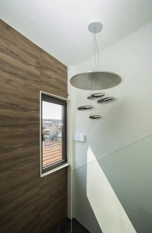 DOWNTOWN ROOMS