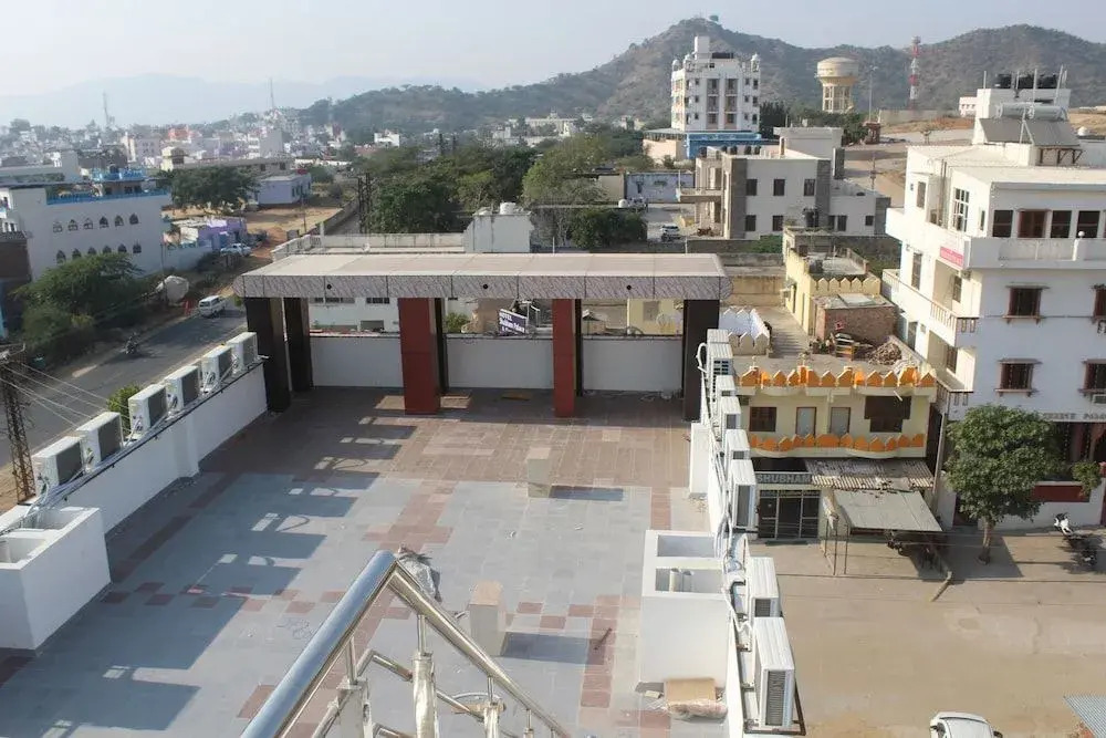 Hotel Bajaj Lake Palace