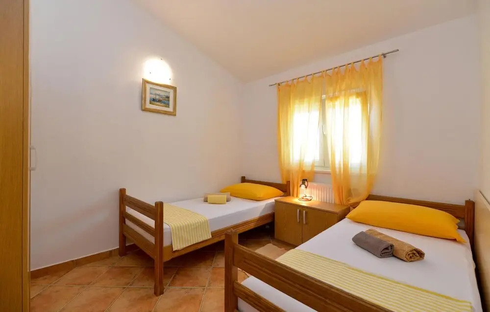 Nice Apartment in Starigrad Paklenica With Wifi and 2 Bedrooms