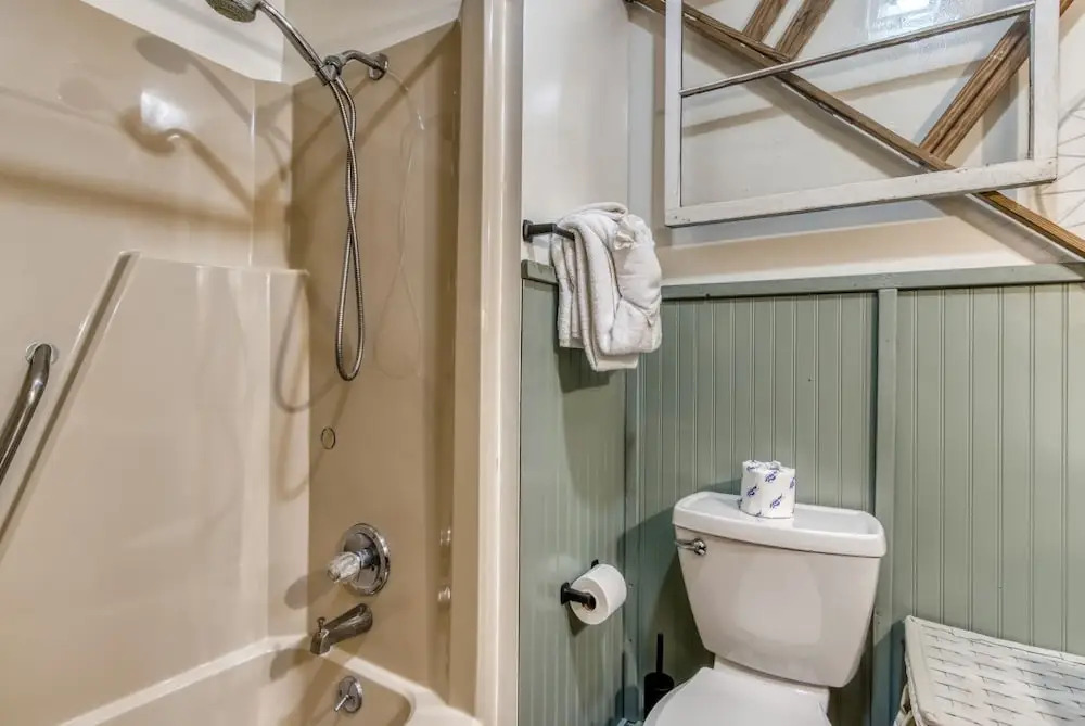 Farmhouse Cottage - Close To Tanger Outlets And Pigeon Forge! 3 Bedroom Home by RedAwning