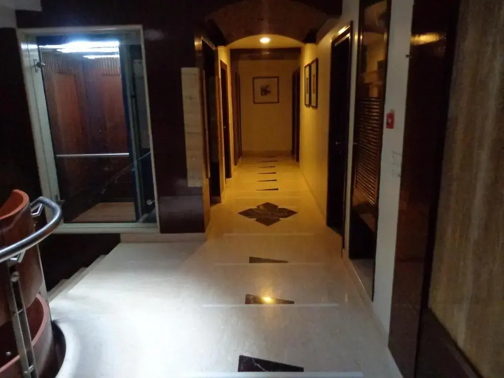 Hotel Aura - 05 Mins from New Delhi Railway Station & Connaught Place