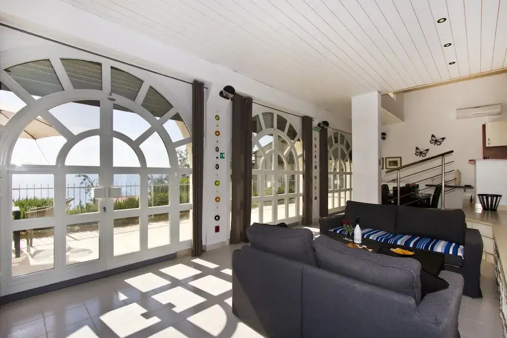 Luxury Apartment With Pool, Large Patio & sea View