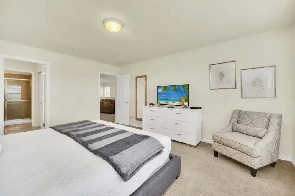 Lake View Serene & Peaceful Pool Home! 5 Bedroom Townhouse