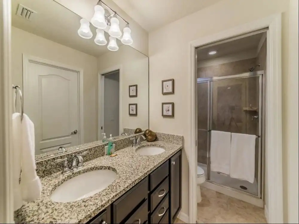 Splendid Windsor Home 5 Bedroom Townhome With Private Pool