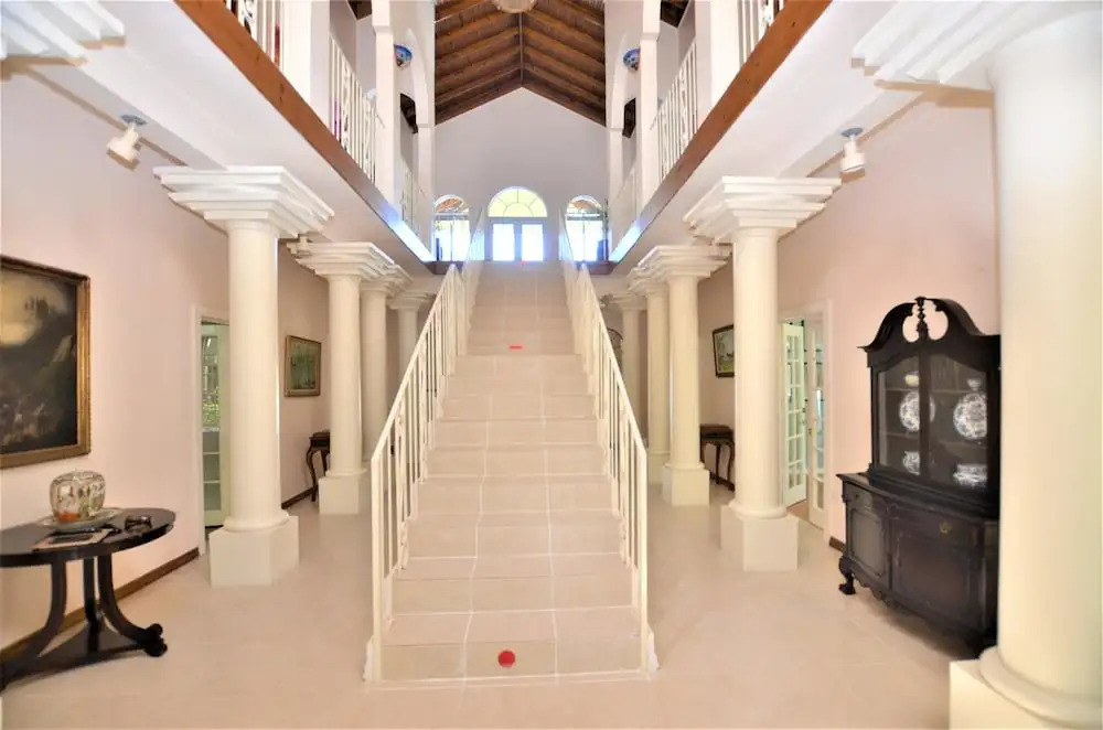 Summerhill, 8BR by Jamaican Treasures