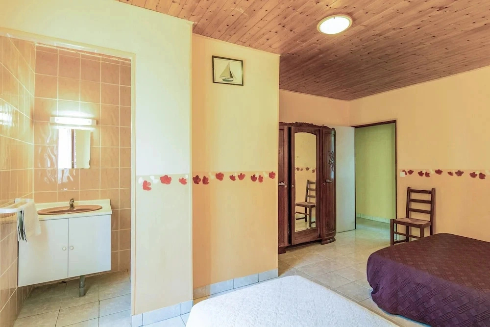 Quiet Holiday Home With Shared Pool