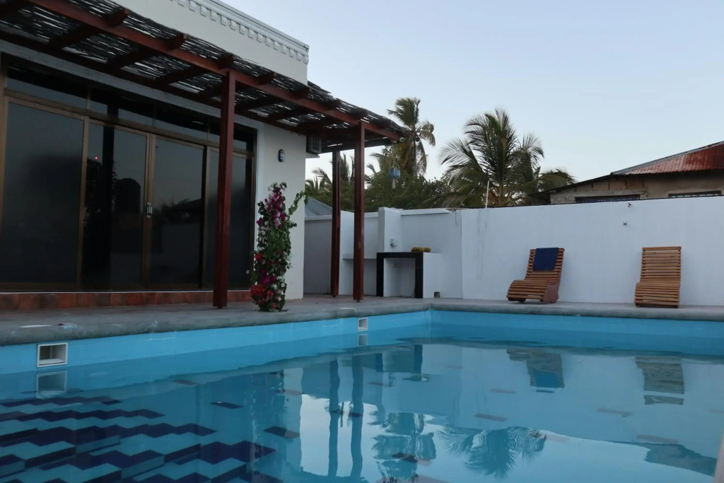 JAMBO JAMBIANI BEACH VILLA, Beautiful Villa at 2 minutes from the Beach