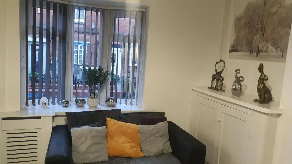 BIRMINGHAM COPLOW, 3 bedrooms house, with 6 beds, 2x doubles beds, 3x singles beds and 1 sofa-bed,sleeps people