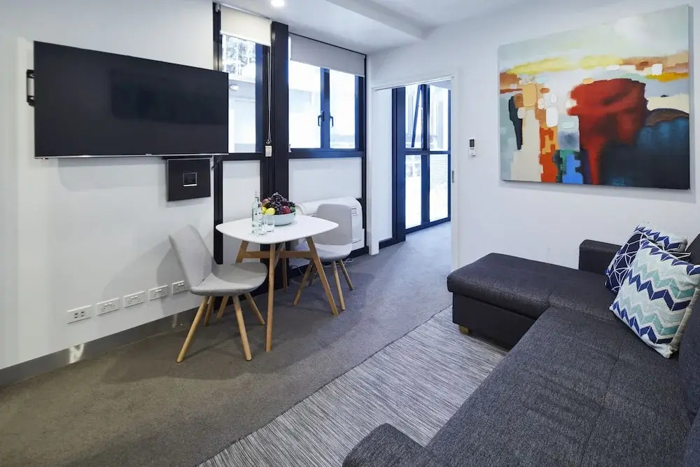 Stylish One Bedroom With Urban Convenience